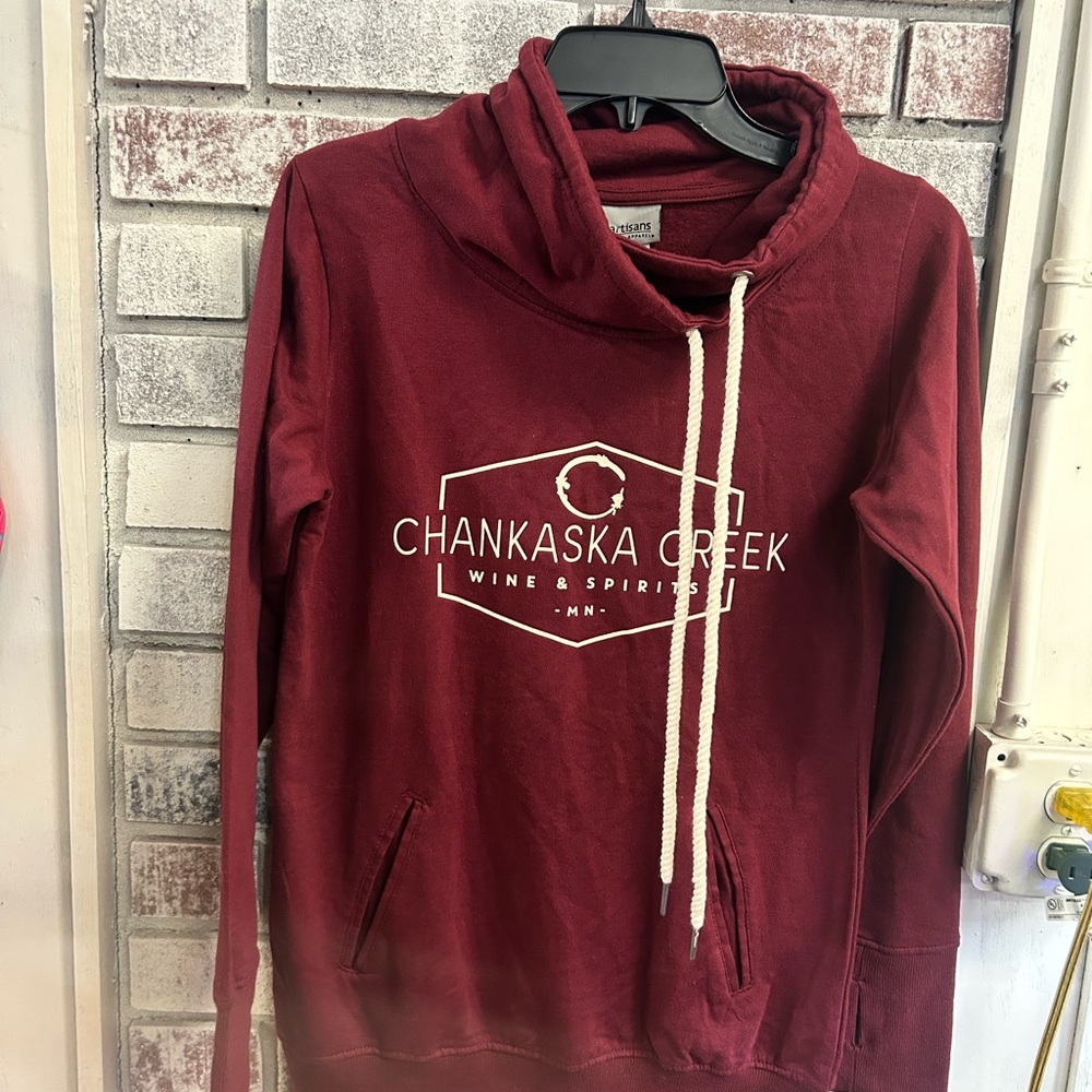 🛍️ Artisans Ladies size MD maroon Chankaska Creek Pullover